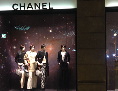 Montaje escaparate navideño boutique Chanel